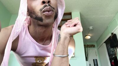 PrinceSleaze Twerkin-Arched on the bed Being Sexy as Always. Shoutout to my ????’sters