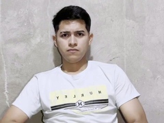 Alan Tokers se saca la leche en su cuarto