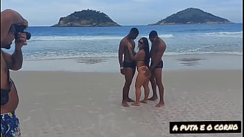 ENSAIO FOTOGRAFICO ACABOU EM MUITO SEXO COM DOIS NEGAO NA PRAIA DE NUDISMO