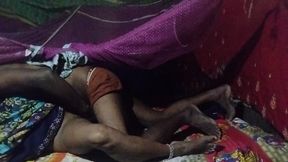 Chor ne chori karane aaya to bhabhi ne chor se boor chodane laga