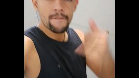 Maduro gozou ido na minha boca, eu fiquei com tanto tes&atilde_o na quele cheiro de macho que gozei batendo umacom tes&atilde_o.