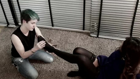 Tgirl gets feet rubbed & fucks butt