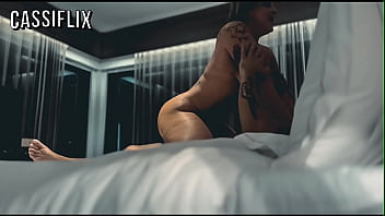 Chupando pau gostoso do meu vizinho de suite aqui no hotel at&eacute_ que ele nao resistiu e encheu meu cu de porra - completo no Cassiflix