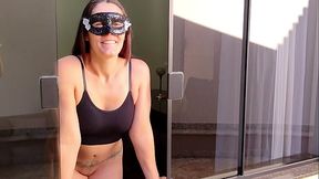 Esposa ficou na janela esperando o corno chegar para limpar sua buceta cheia de porra