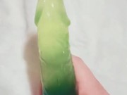 Femboy de culo virgen estrena dildo