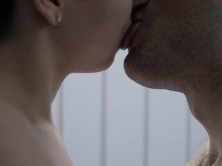 (ASMR) Besos románticos y apasionados en un día lluvioso 4K