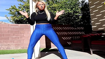Yoga instructor Bella Ink pissing her yoga pants