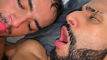 Twink levando uma surra de rola de dois machos depois do futebol na praça.