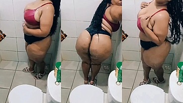 Morena cavalona gostosa tomando banho