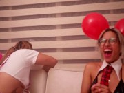 Inflado con globos y frotando para excitarte como nunca antes. Kylei Ellish y Ann Rides