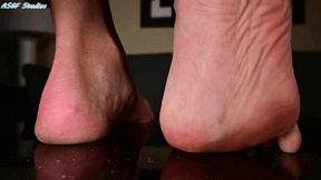 Blonde 's big powerful soles crush tiny ! - MOV