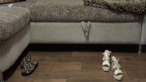 bare feet in sandals mpg 720