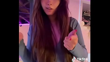 Tik Tok pagando peitinho