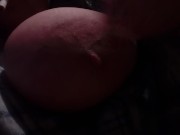 Mi tocco i capezzoli turgidi