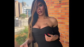 Travesti Gostosa na sacada