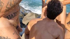 marc ferri sendo leitado pelos amigos em mais uma.suruba na praia de abrico. com renbri carioca, pigboy, ander hard, kadu ventri, adonnis e mais...