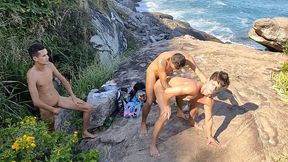 marc ferri sendo leitado pelos amigos em mais uma.suruba na praia de abrico. com renbri carioca, pigboy, ander hard, kadu ventri, adonnis e mais...