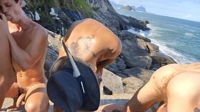 marc ferri sendo leitado pelos amigos em mais uma.suruba na praia de abrico. com renbri carioca, pigboy, ander hard, kadu ventri, adonnis e mais...