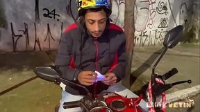 Fui fazer entrega na casa do viadinho, ele descobriu que eu j&aacute_ tinha metido vara no namoradinho dele e quis tamb&eacute_m