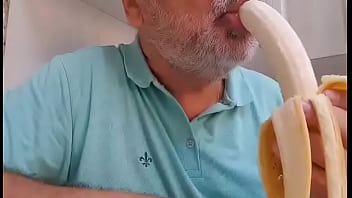 Ensinando a chupar e lamber a banana
