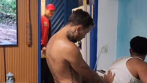 entregador pegou no flagra dois homens fudendo no sofa