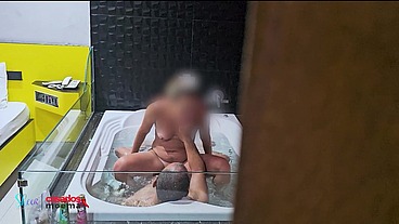Batendo punheta assistindo a esposa na banheira com o colega de trabalho