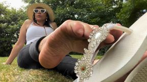 Havaianas and natural toes - dirty feet