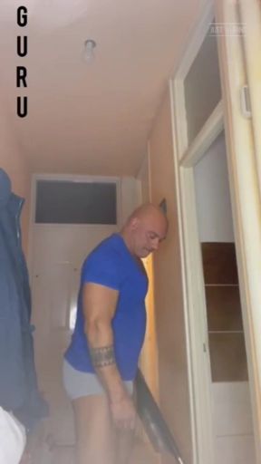 Home Made Wank. Bodybuilder Jerk off Solo Videi