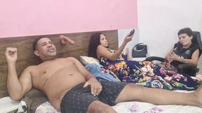 gravida observa marido fodendo cu das amigas.
