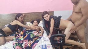 gravida observa marido fodendo cu das amigas.