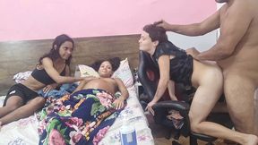 gravida observa marido fodendo cu das amigas.