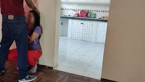 cornudo de mi amigo limpia la cocina mientras yo me follo a su mujer del otro lado