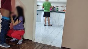 cornudo de mi amigo limpia la cocina mientras yo me follo a su mujer del otro lado