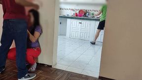cornudo de mi amigo limpia la cocina mientras yo me follo a su mujer del otro lado