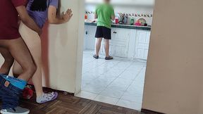 cornudo de mi amigo limpia la cocina mientras yo me follo a su mujer del otro lado