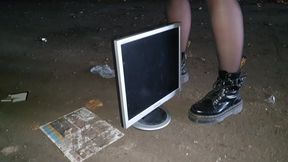 Monitor Crush in Dr Martens WMV