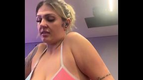 Treinando Academia louca de tes&atilde_o porque meu marido n&atilde_o me fode a 1 m&ecirc_s ! Tanto tes&atilde_o q escorria pelas perna os Maronba me olhando eu com vontade de dar !