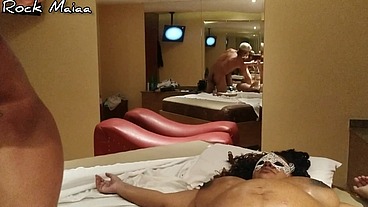 Passando óleo e massageando a mulher grávida de nove meses que tem os seios enormes. - Morena Bella Rio
