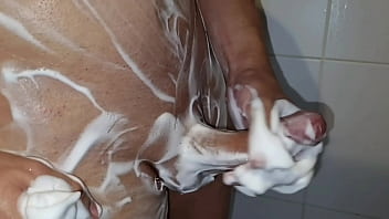 Vizinha curiosa espiou meu banho