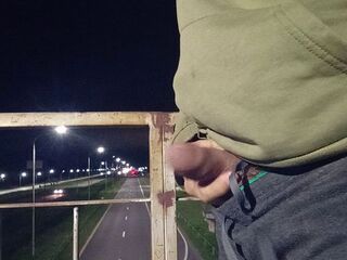 Mostrando la pija en la ruta mientras pasan los autos