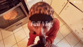 Zwarte gespierde man bewerkt de strakke kont van een tienermeisje tot ze hard klaarkomt.