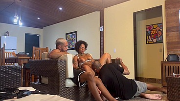 A novinha pensou que era só eu e meu amigo mais tinha mais um escondido ( Completo )