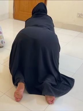 Arabian Big Ass Saudi Hotel Maid Clean my Room When I was masturbat on bed!