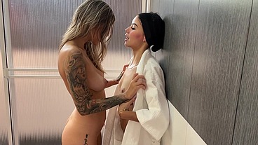 Sexo con mi compañera de porrismo en las duchas MOLLY SMITH