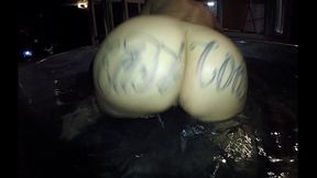 Lexxxi London shakes ass in hot tub