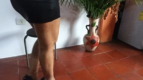 Holds stiletto heels on his feet when his legs are crossed (cC)