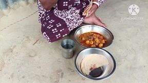 Desi bhabhi ne chicken ke sath roti khaya aur Masti ki