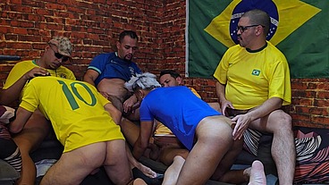 Torcedores numa pegação bem quente após jogo de futebol do Brasil contra o Egito - Parte 01
