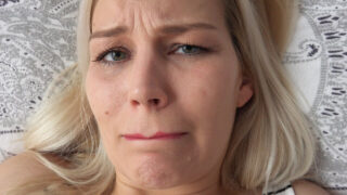 Blonde Duitse MILF-amateur krijgt haar harige kont keihard gepenetreerd in een zelfgemaakte clip.