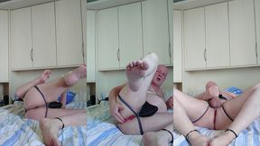 heisser spass in jockstrap auf dem bett